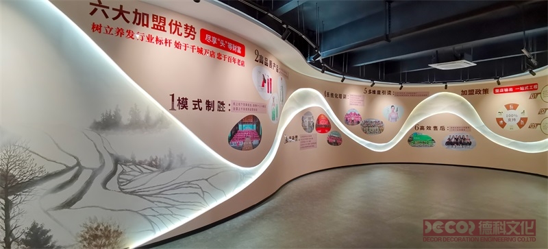 展覽廳設計中如何考慮觀眾的視覺效果和觀賞角度的最佳呈現？