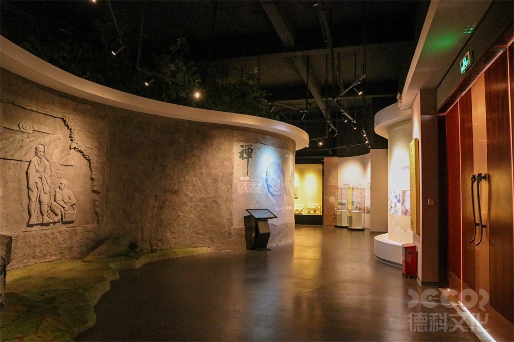 如何利用展覽館設(shè)計(jì)的空間布局和展示區(qū)域來(lái)提供觀眾的流暢參觀體驗(yàn)？