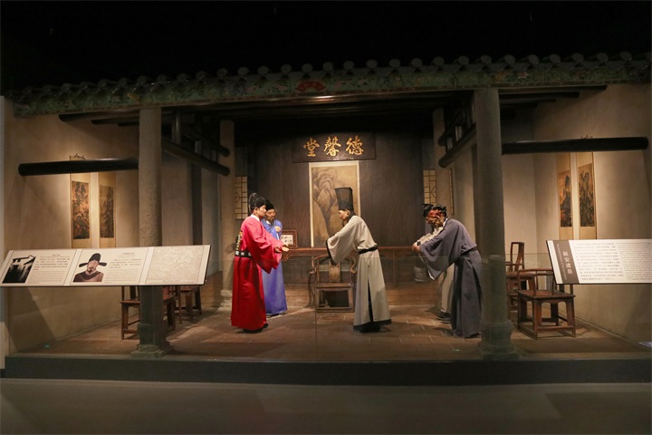 雕塑博物館裝修的展示柜應(yīng)如何設(shè)計以便于觀賞和保護雕塑？